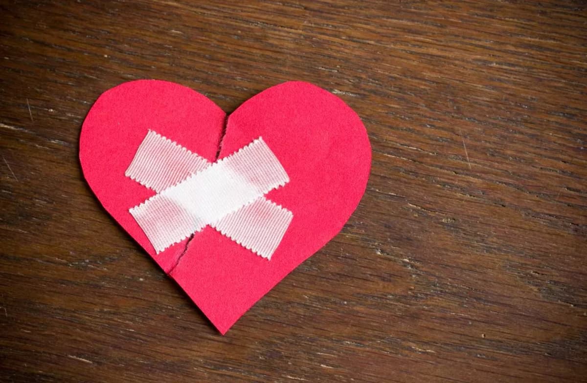 Tipps gegen Liebeskummer: Heilung & Stärke