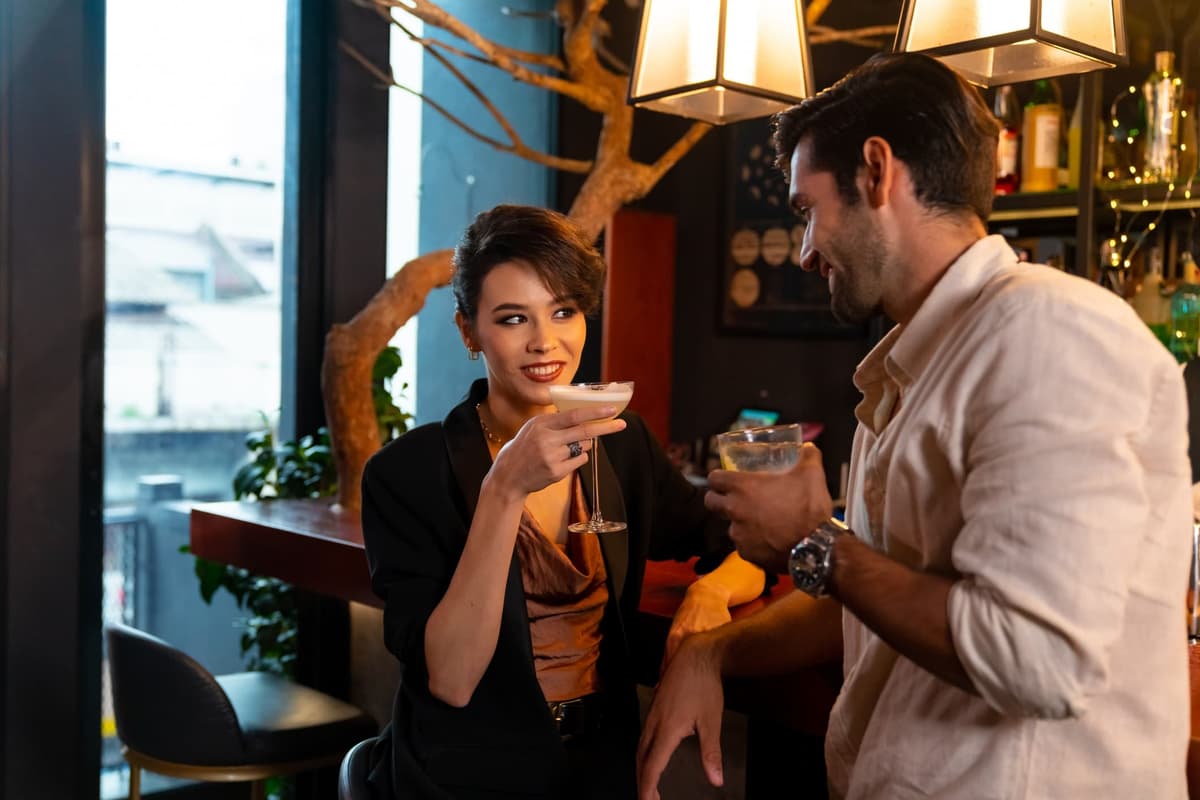 Flirten lernen – Schritt für Schritt zu mehr Charme und Selbstbewusstsein