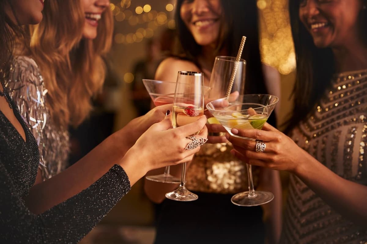 Beliebte alkoholische Getränke für Frauen: Diese Drinks kommen richtig gut an