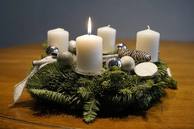 Adventskranz Bedeutung: Kerzen, Farben und Geschichte