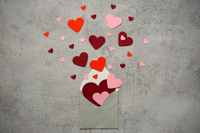 Papierhochzeit: Ideen & Glückwünsche zum 1. Hochzeitstag