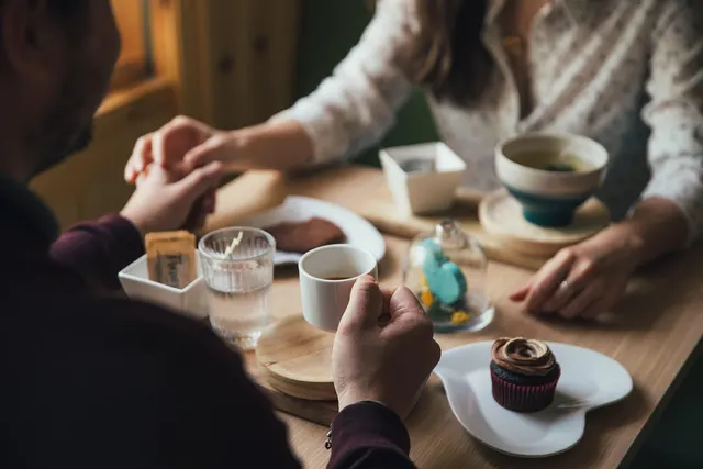 Die richtigen Fragen beim ersten Date: 50 Fragen, die wirklich verbinden