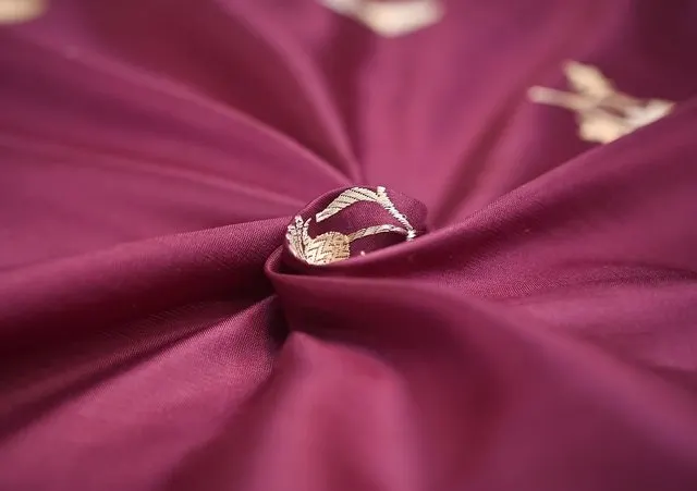 Seidenhochzeit: Bedeutung & Sprüche zum 4. Hochzeitstag